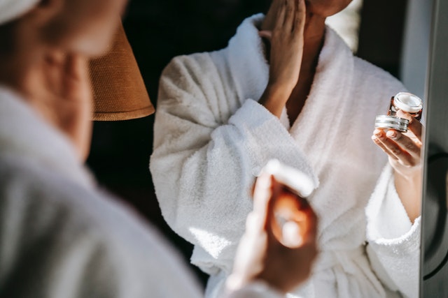 BEST TIME OF THE DAY TO CLEANSE YOUR FACE AND NECK