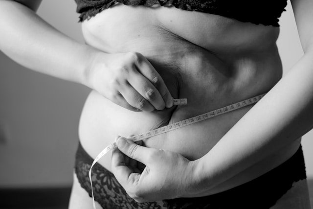 🔥 Lose Belly Fat Naturally-Flatten the Belly After 55: How Intermittent Fasting, Whole Foods, and Walking Help Women